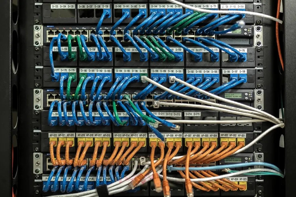 Labelled patch panels with structured network cabling