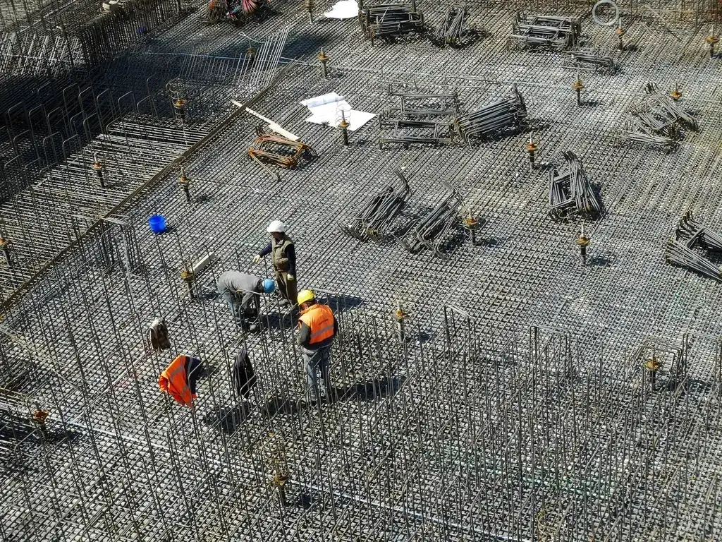 Crew fixing a reinforcement grid
